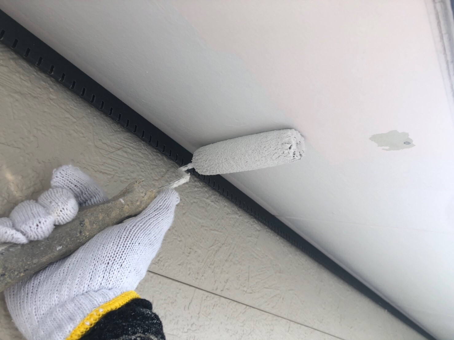 【軒天塗装】下塗り