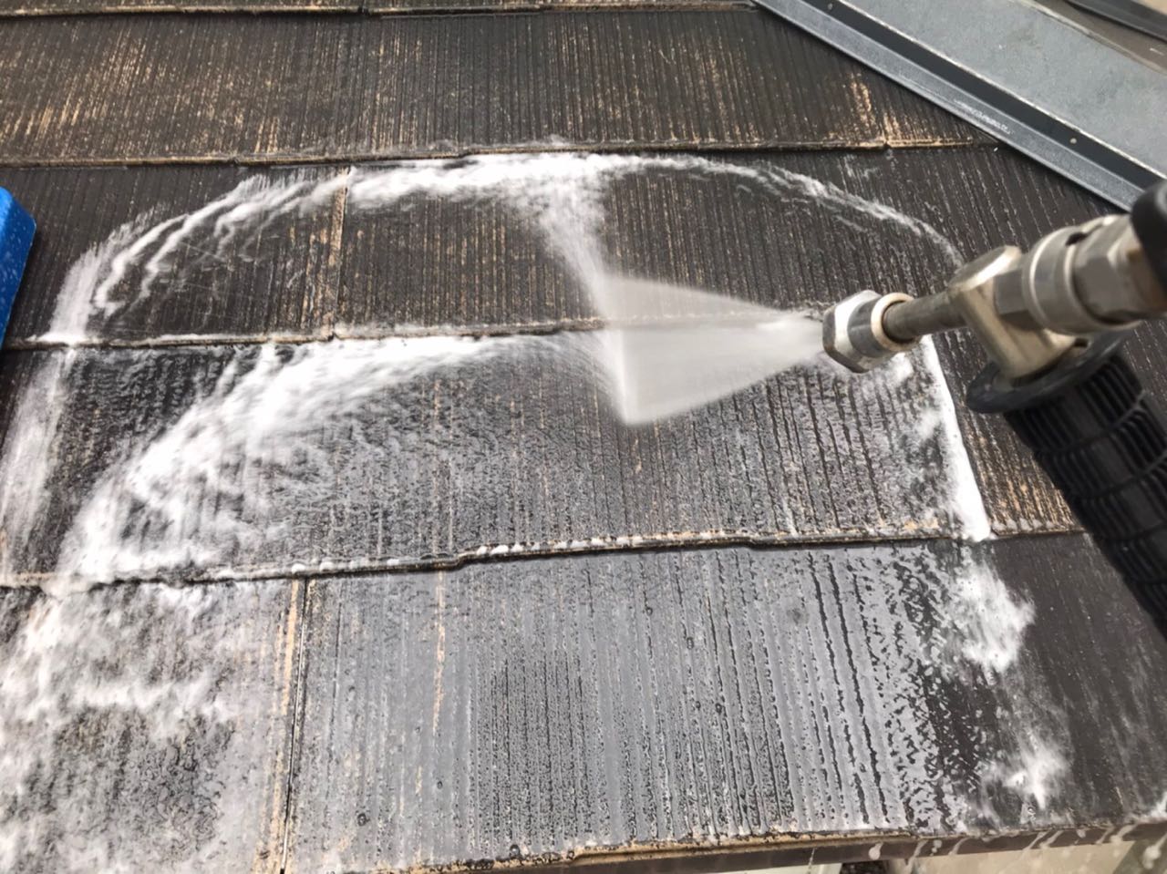 【屋根洗浄】バイオ洗剤塗布