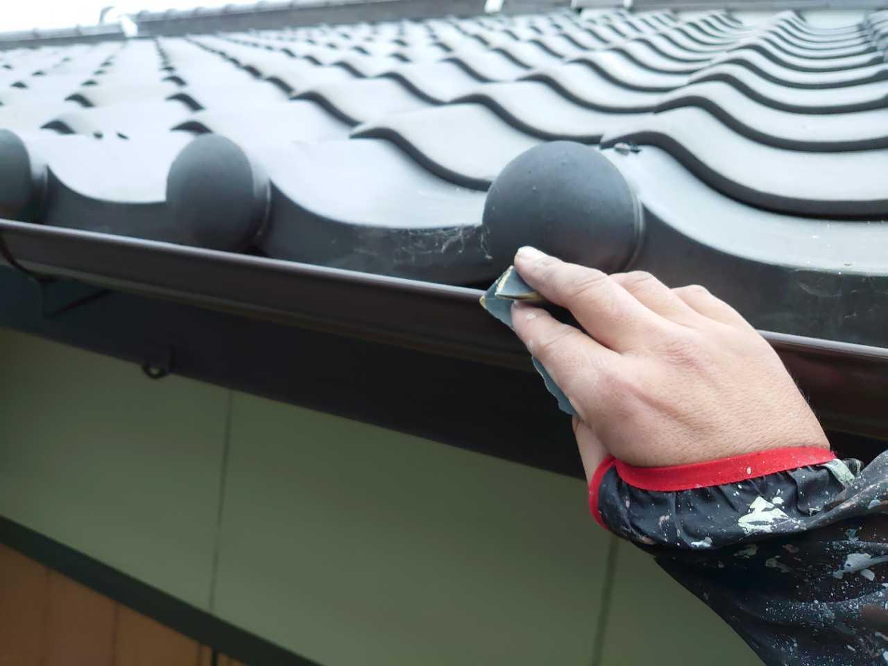 【雨樋塗装】ケレン作業