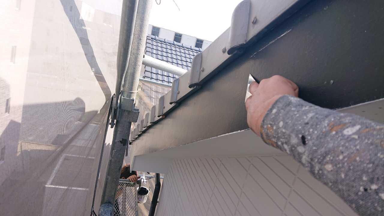 【破風・鼻隠し塗装】ケレン作業