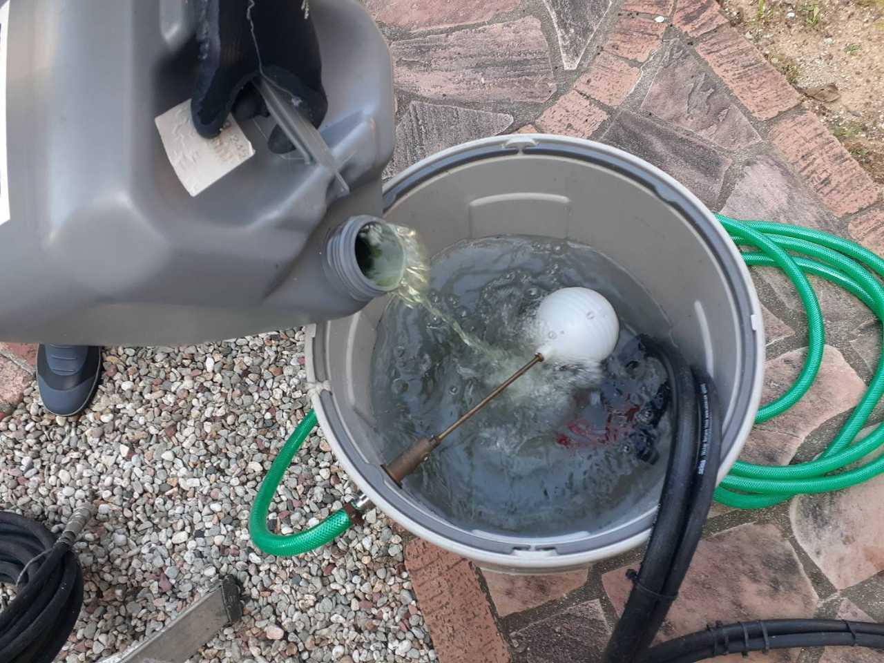 【バイオ洗剤準備】原液混入