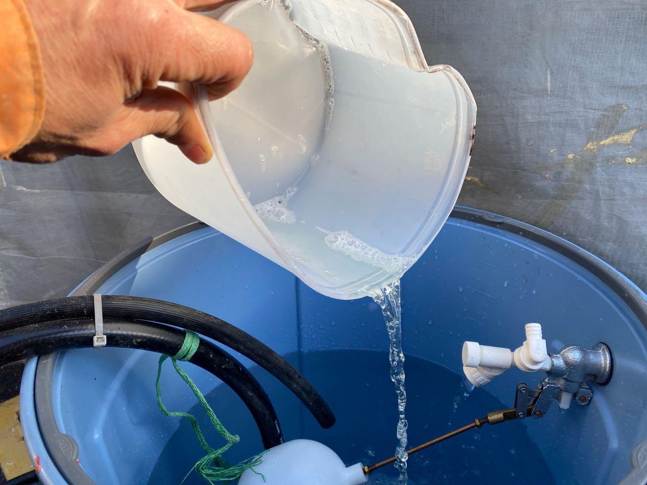 【バイオ洗剤準備】原液混入