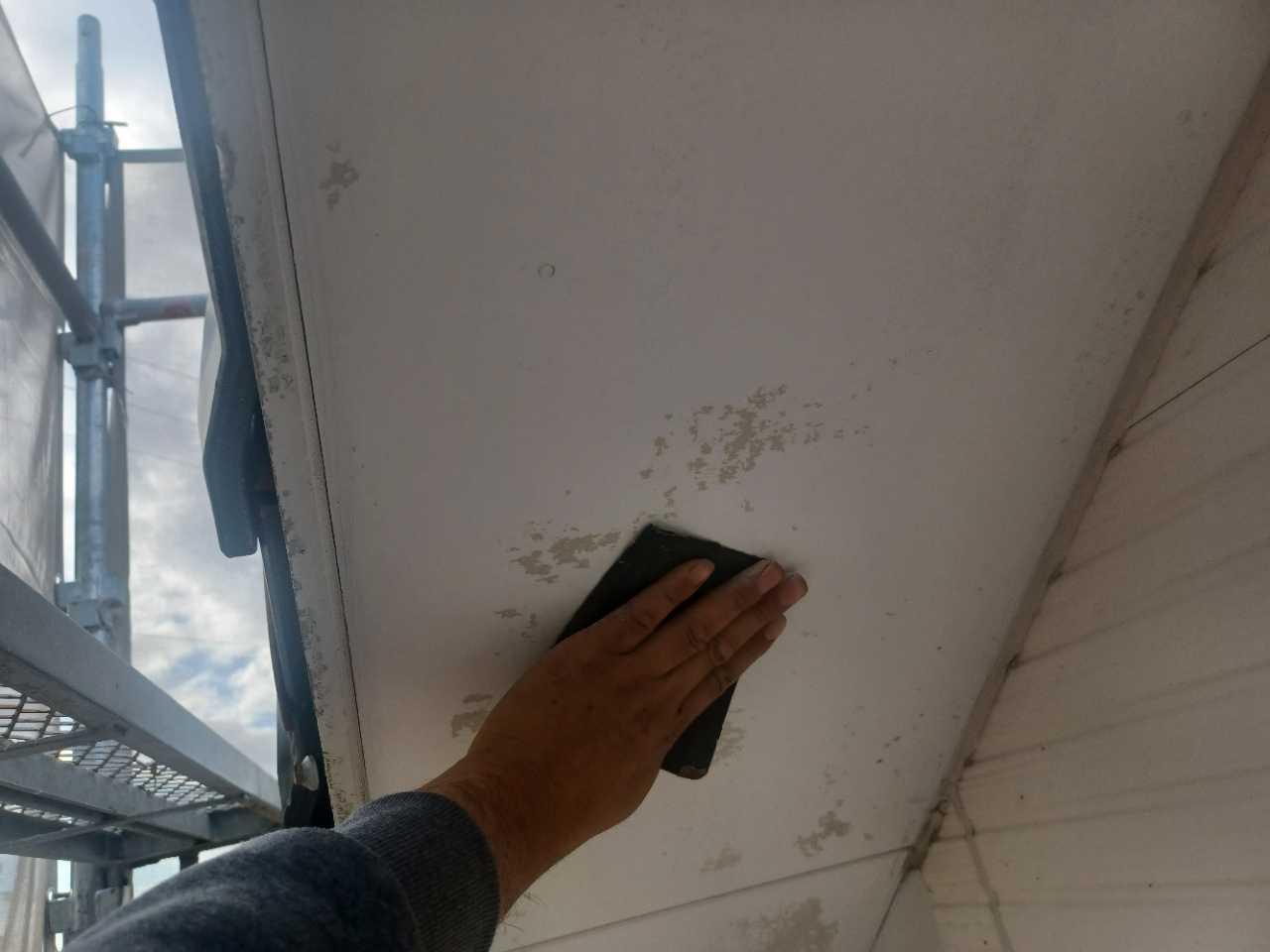 【軒天塗装】ケレン作業