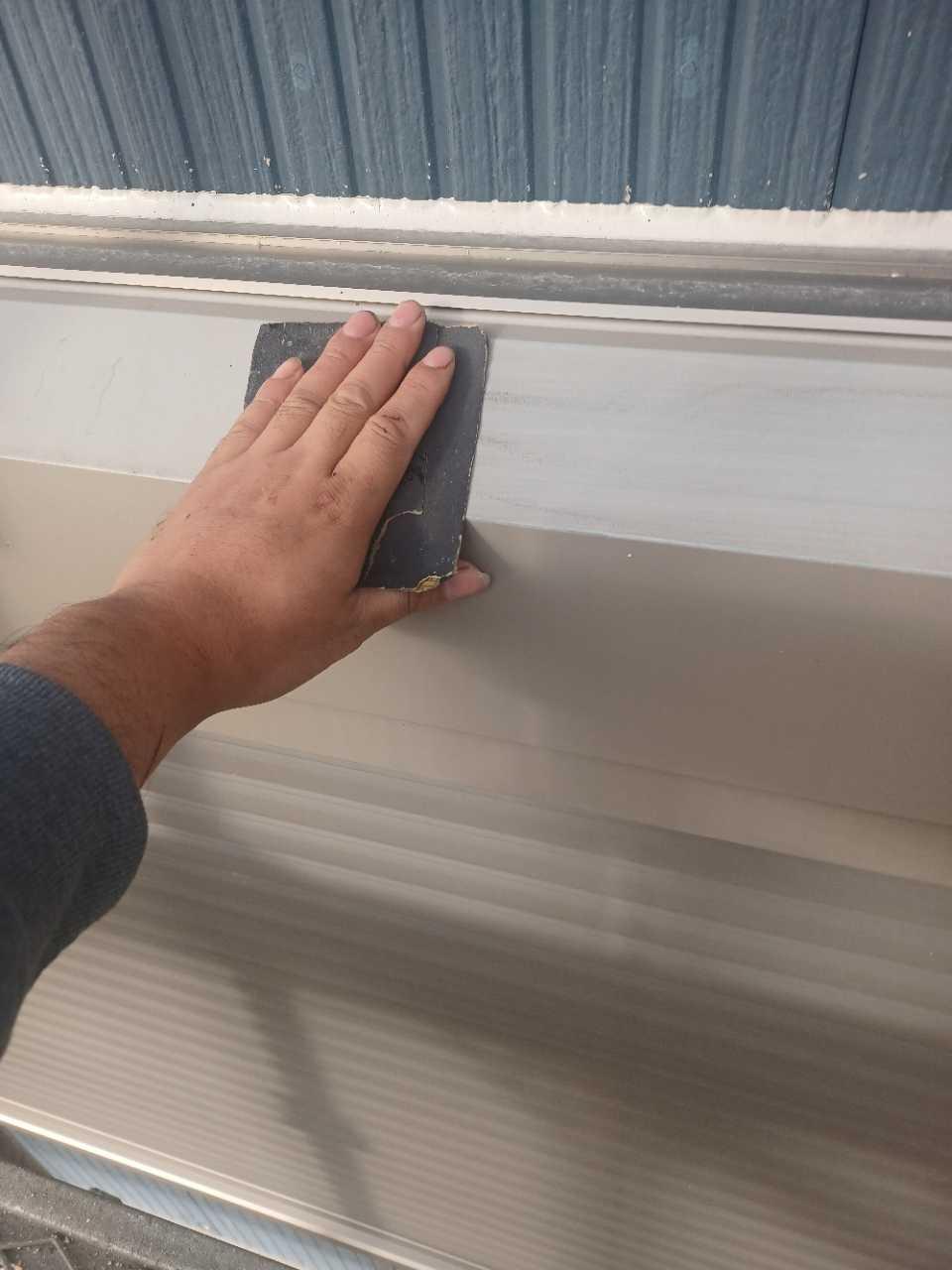 【シャッターボックス塗装】ケレン作業