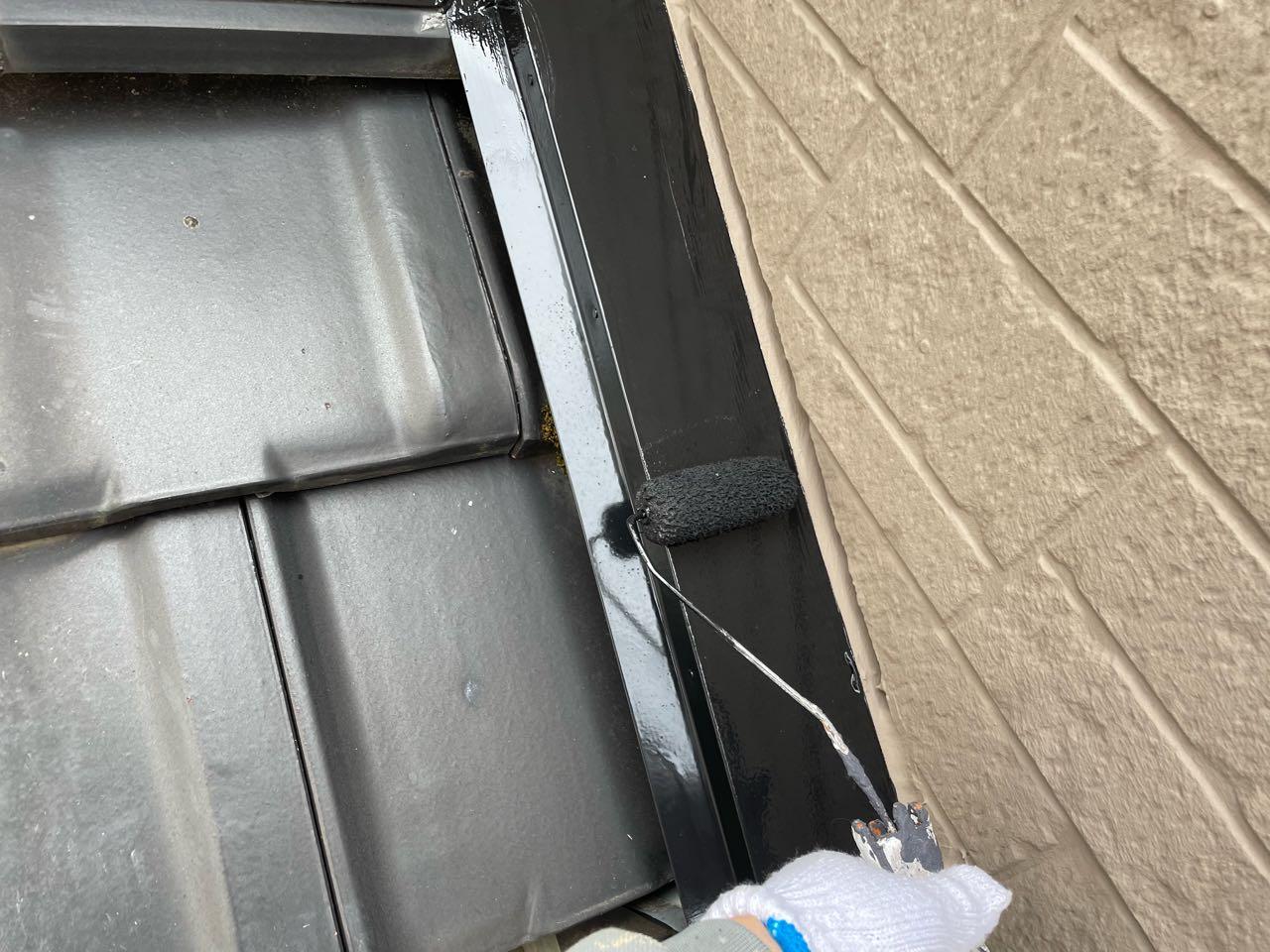 【屋根棟板金塗装】仕上げ塗装2回目