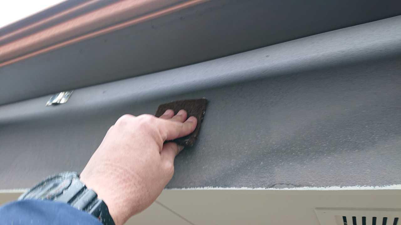 【破風・鼻隠し塗装】ケレン作業