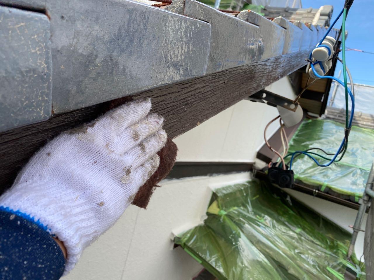 【破風・鼻隠し塗装】ケレン作業