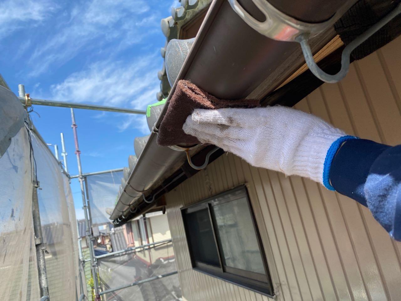 【雨樋塗装】ケレン作業