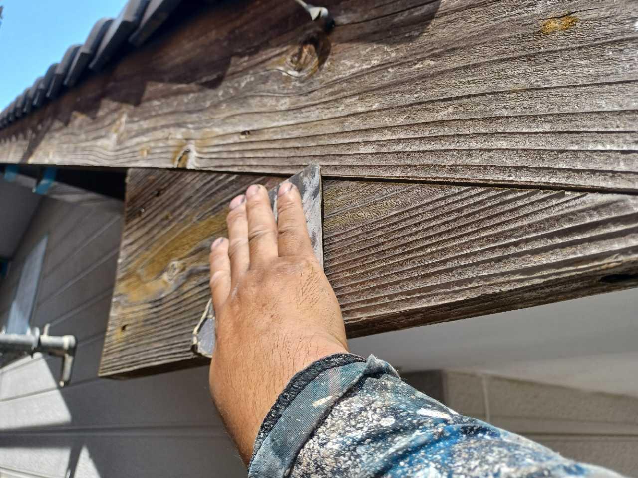 【破風・鼻隠し塗装】ケレン作業