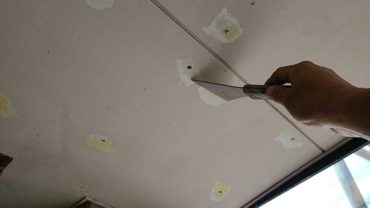 【軒天塗装】ケレン作業