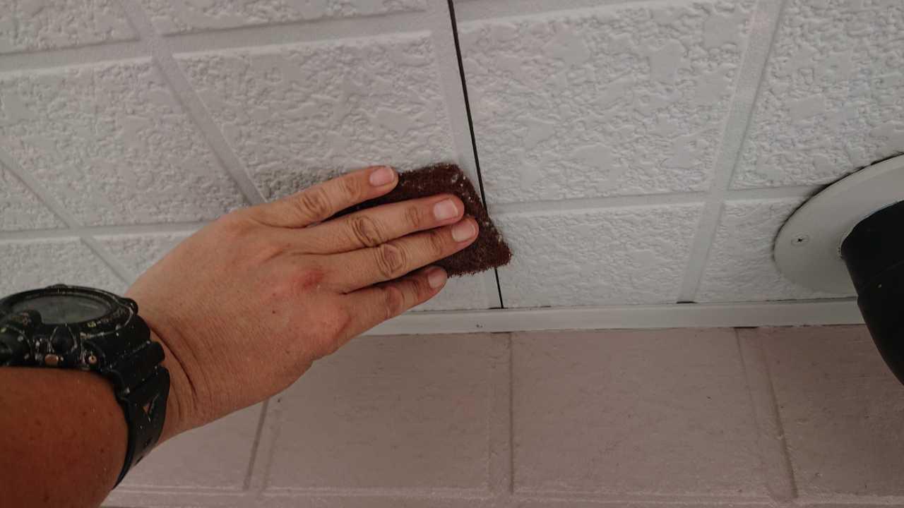 【軒天塗装】ケレン作業