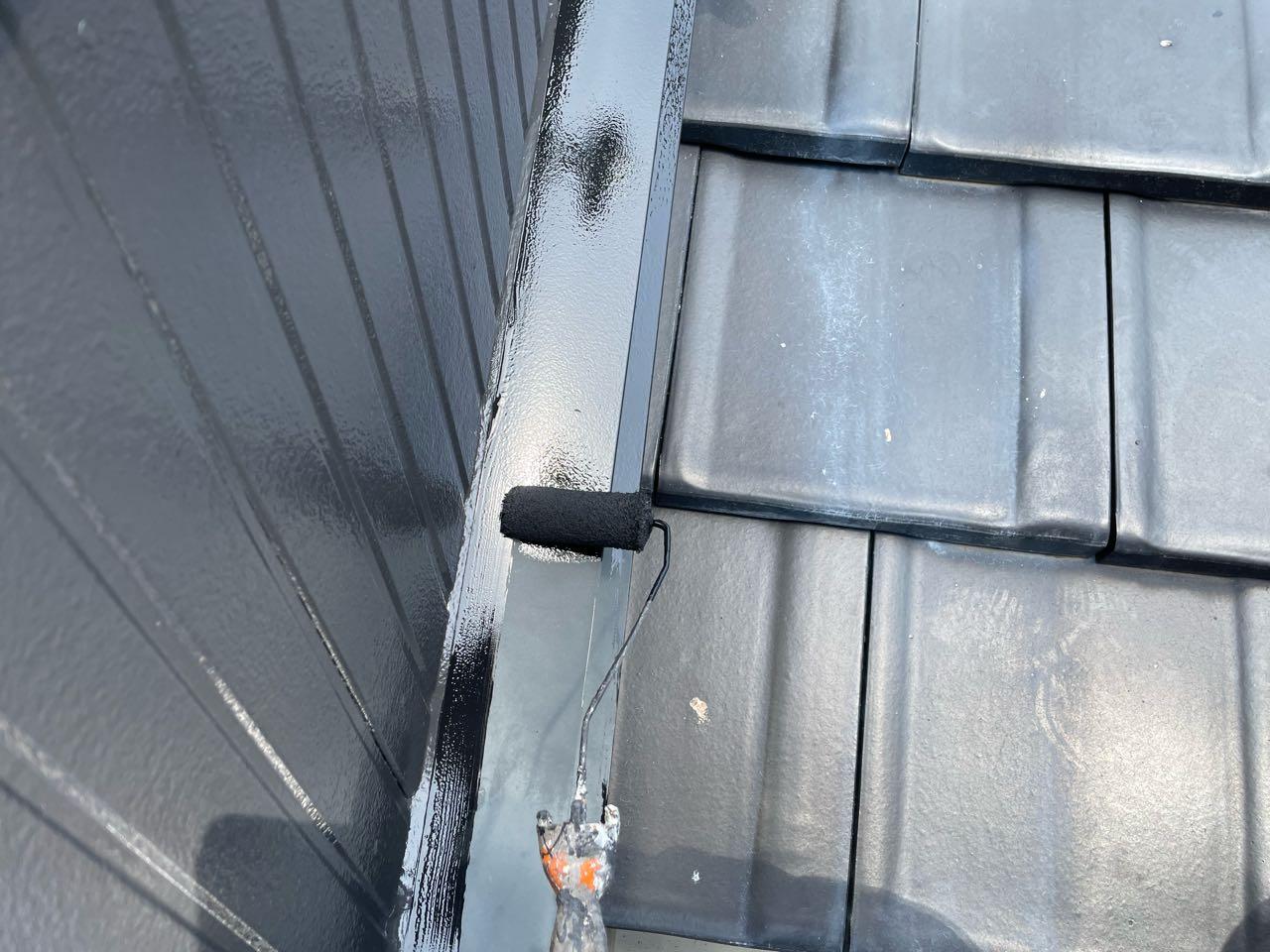 【屋根棟板金塗装】仕上げ塗装1回目