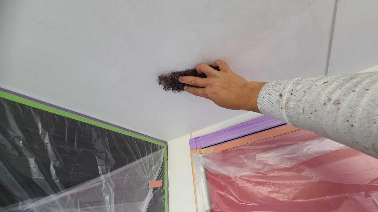 【軒天塗装】ケレン作業