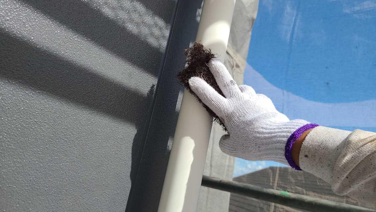 【雨樋塗装】ケレン作業