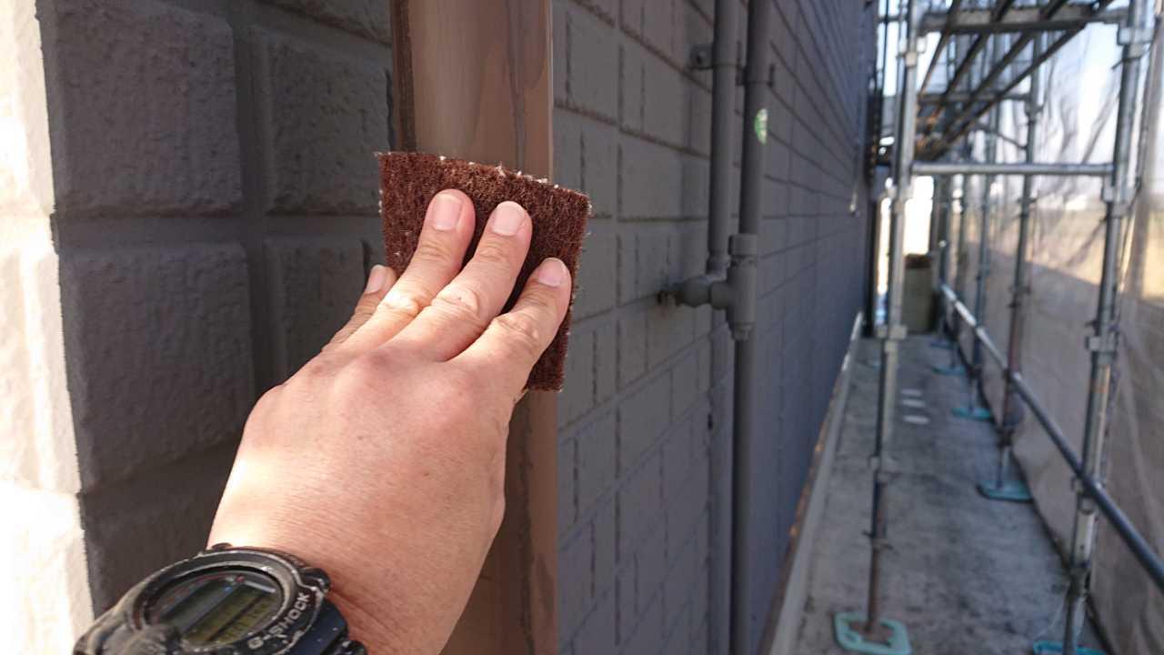 【雨樋塗装】ケレン作業