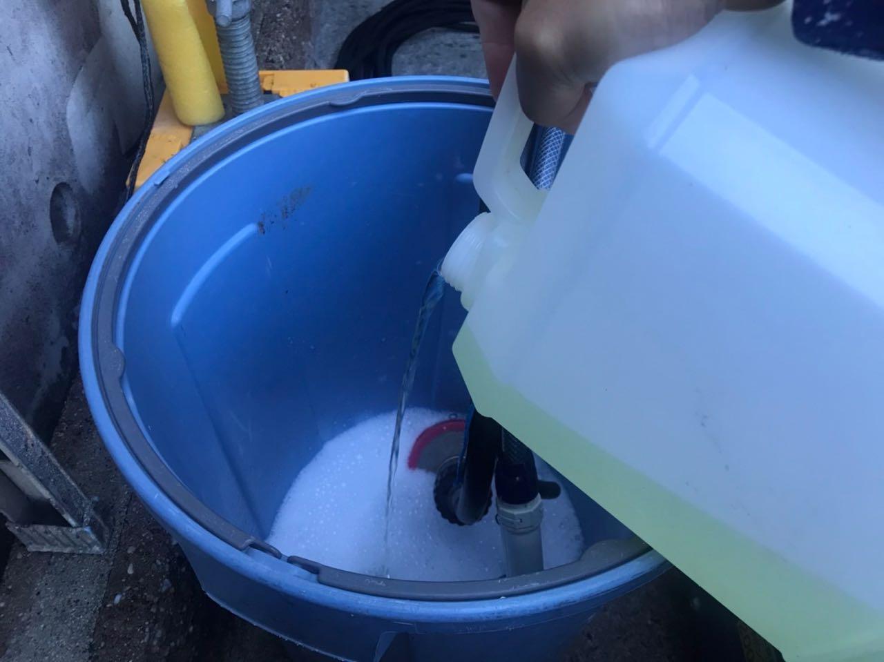 【バイオ洗剤準備】原液混入