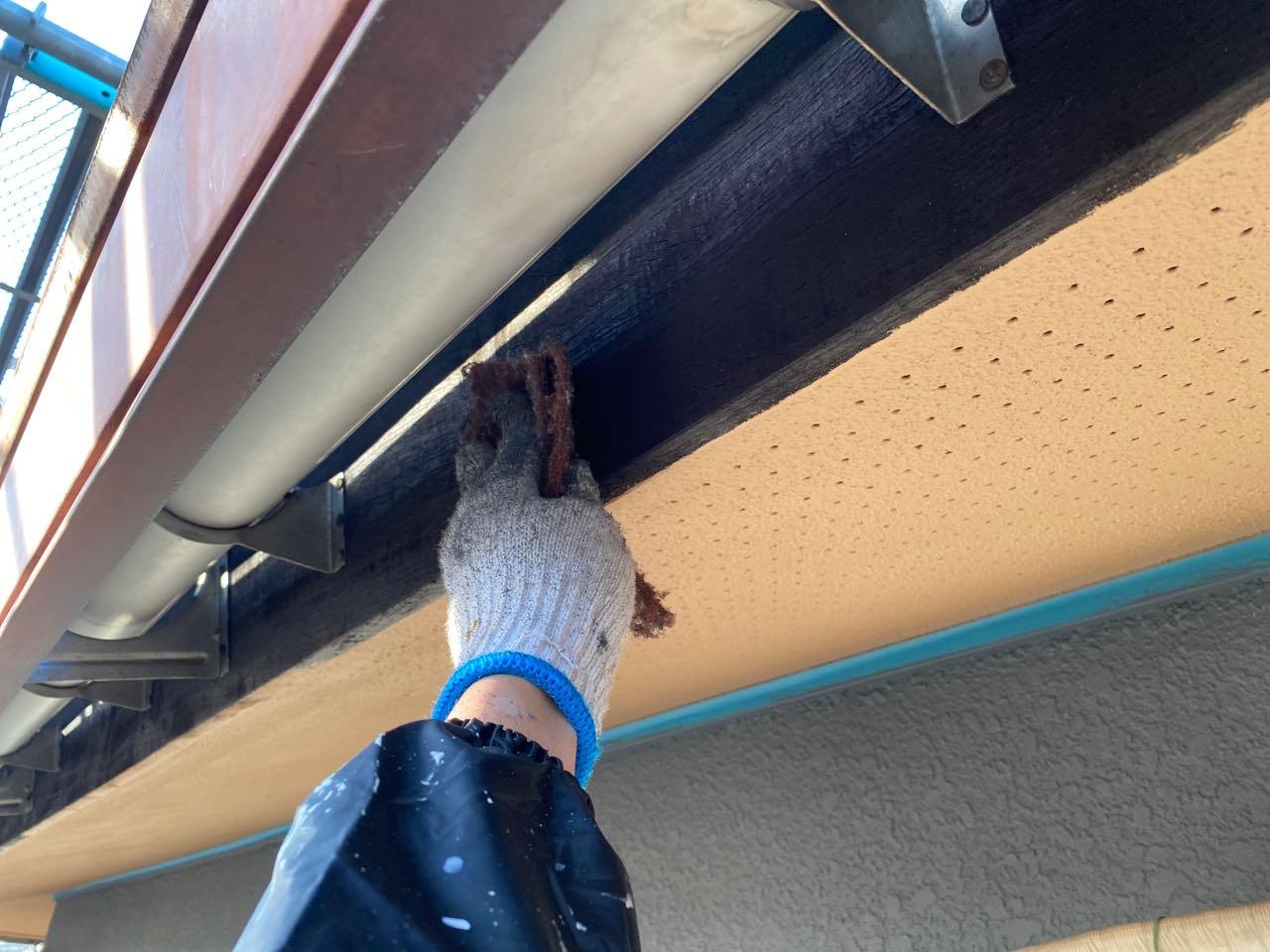 【破風・鼻隠し塗装】ケレン作業