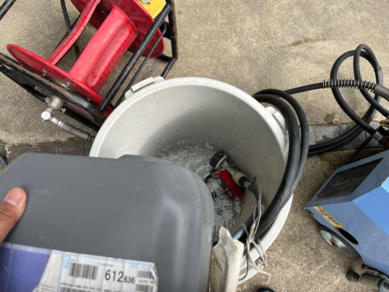 【バイオ洗剤準備】原液混入