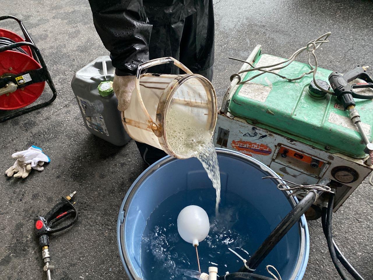 【バイオ洗剤準備】原液混入