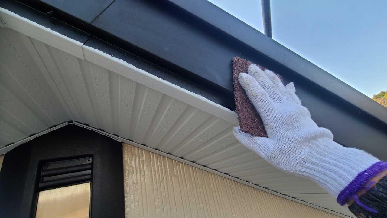 【破風・鼻隠し塗装】ケレン作業