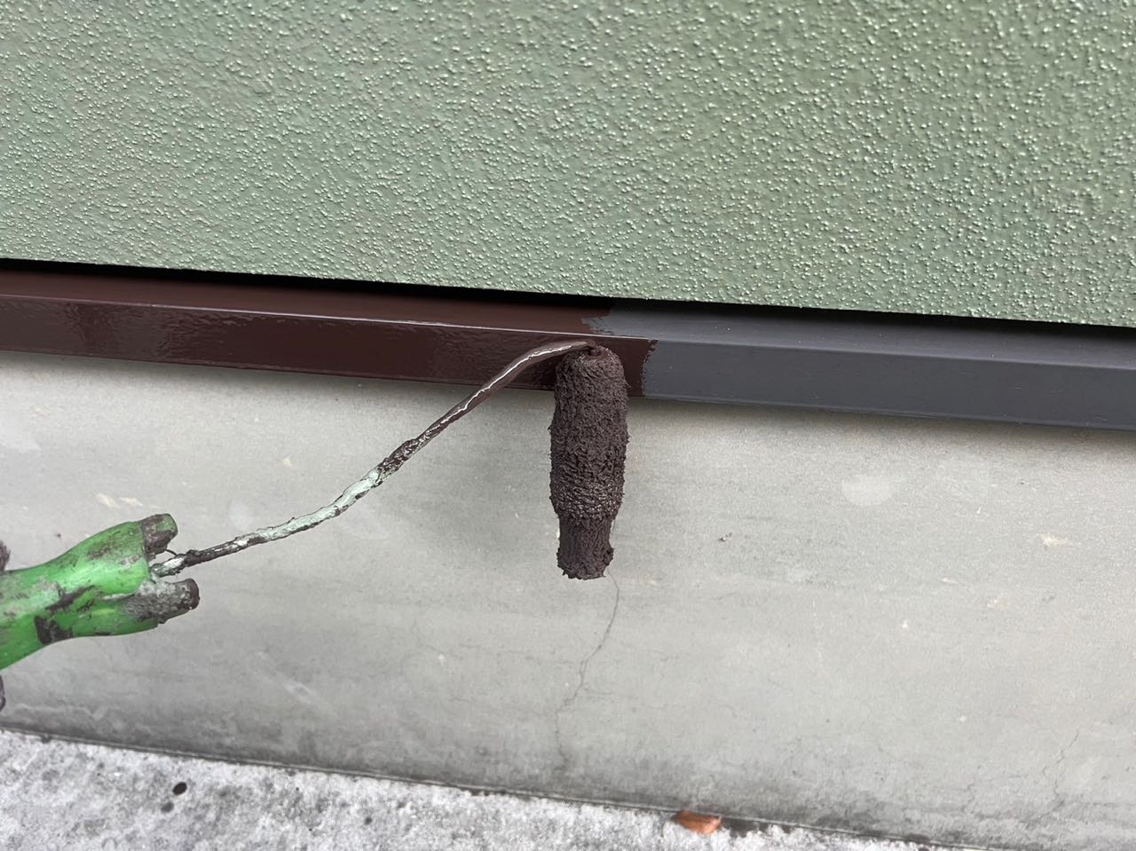 仕上げ塗装1回目です。