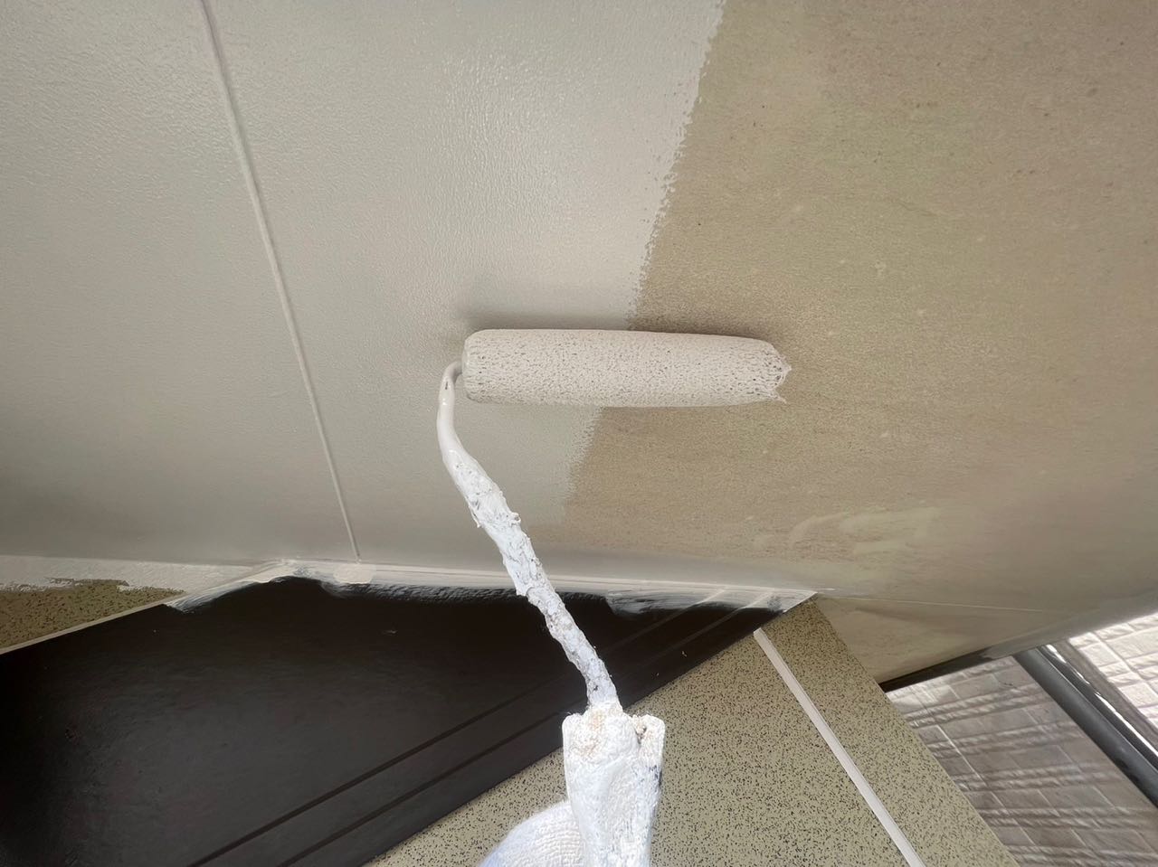 仕上げ塗装1回目です。