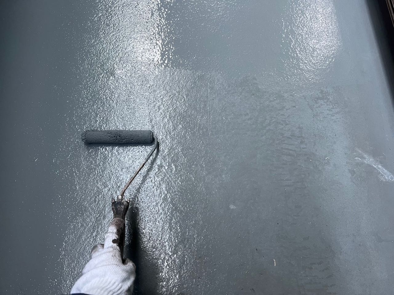 ウレタン防水塗布1回目。