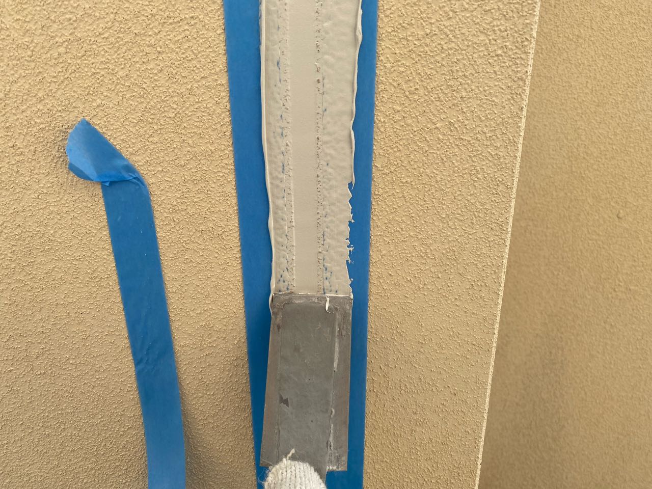 へらで押さえ込みます。