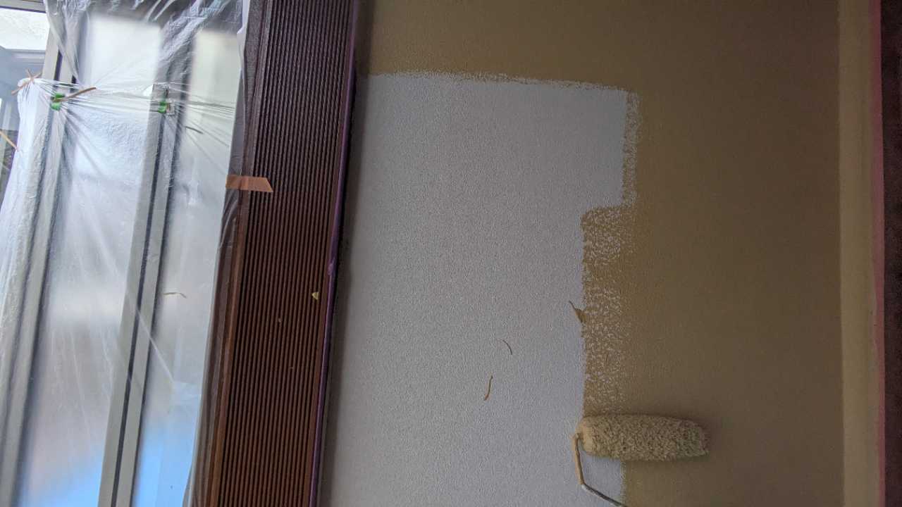 仕上げ塗装1回目です。