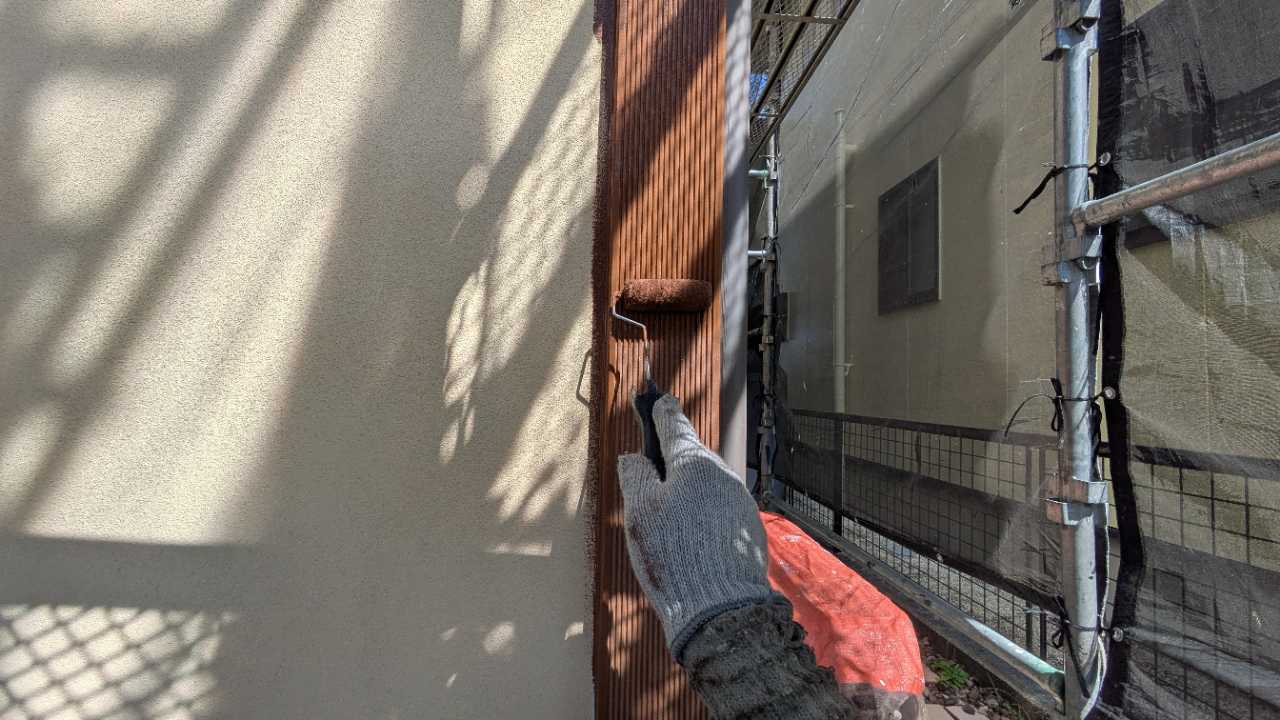 仕上げ塗装1回目です。