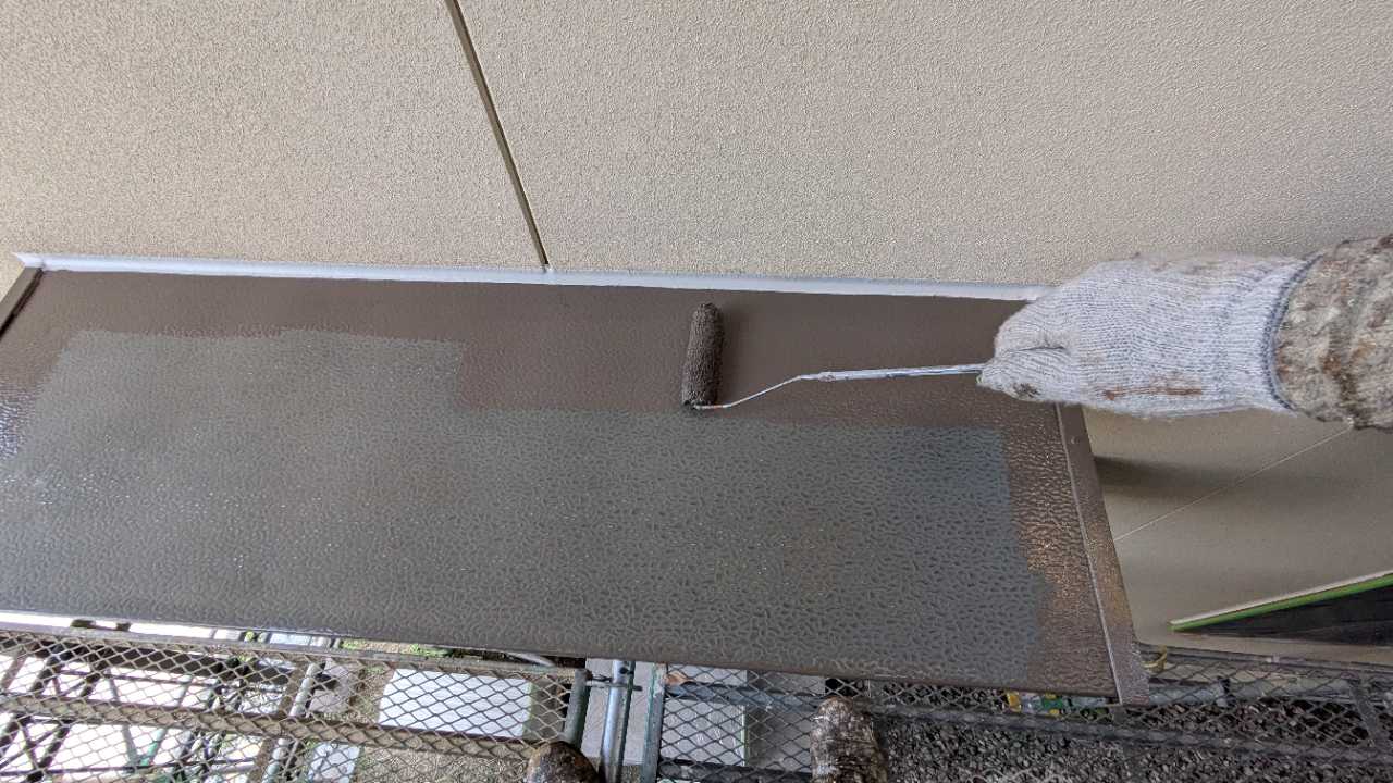 仕上げ塗装1回目です。