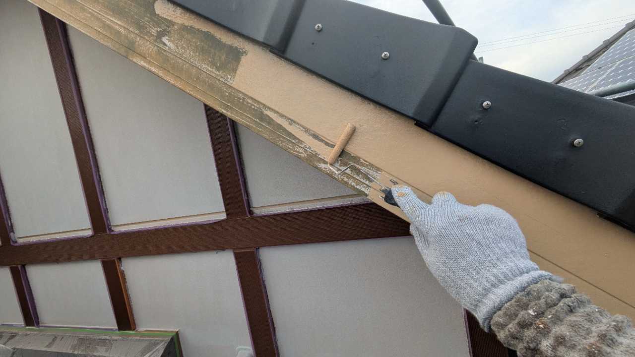 仕上げ塗装1回目です。