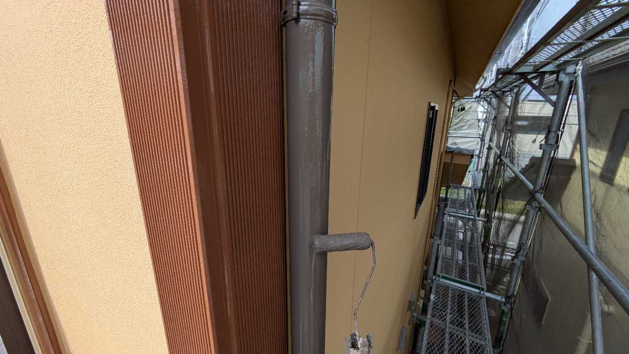 仕上げ塗装1回目です。