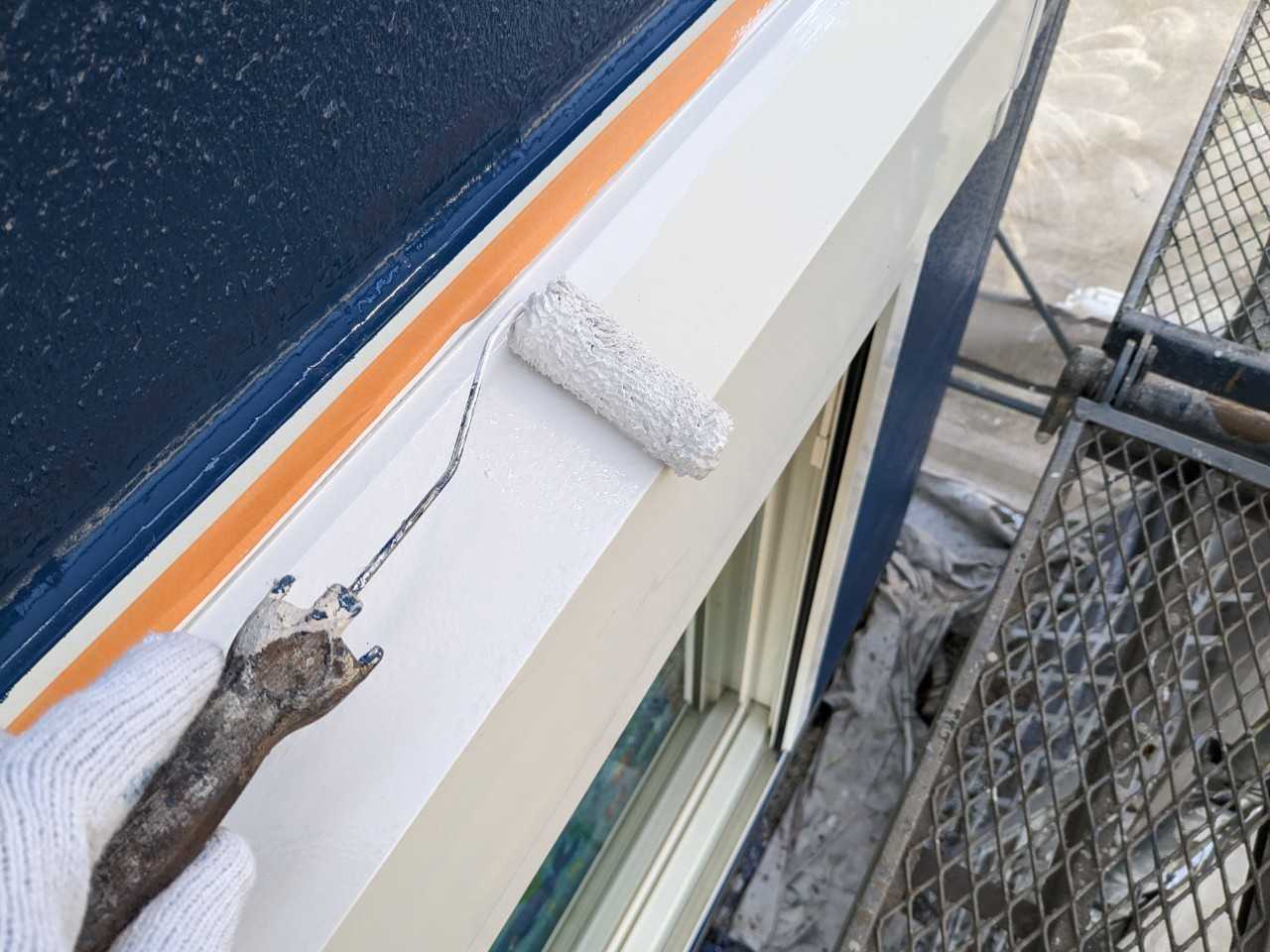 仕上げ塗装1回目です。