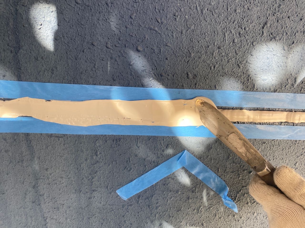 へらで押さえ込みます。