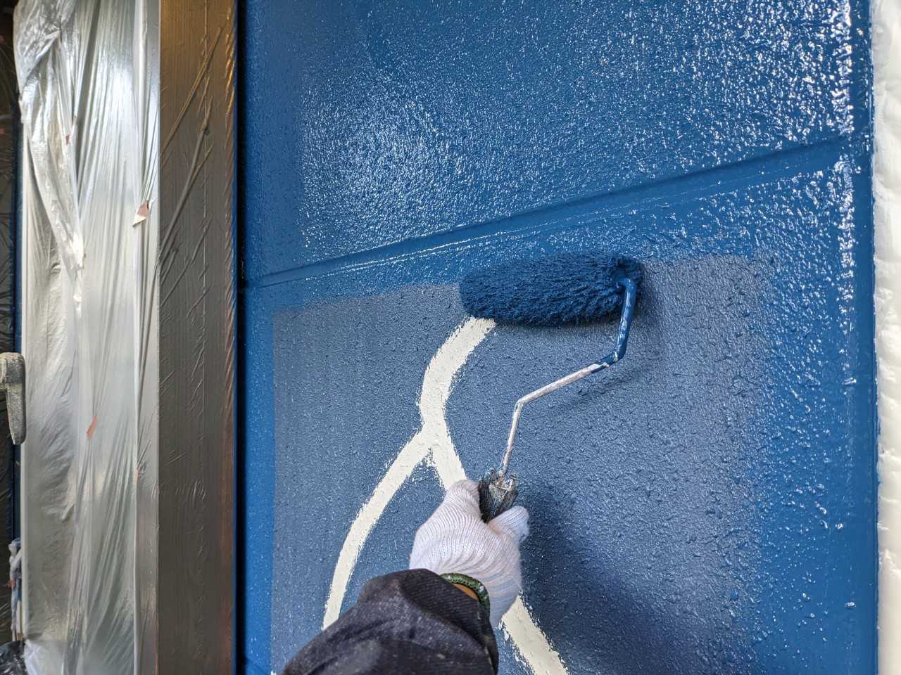 仕上げ塗装1回目です。