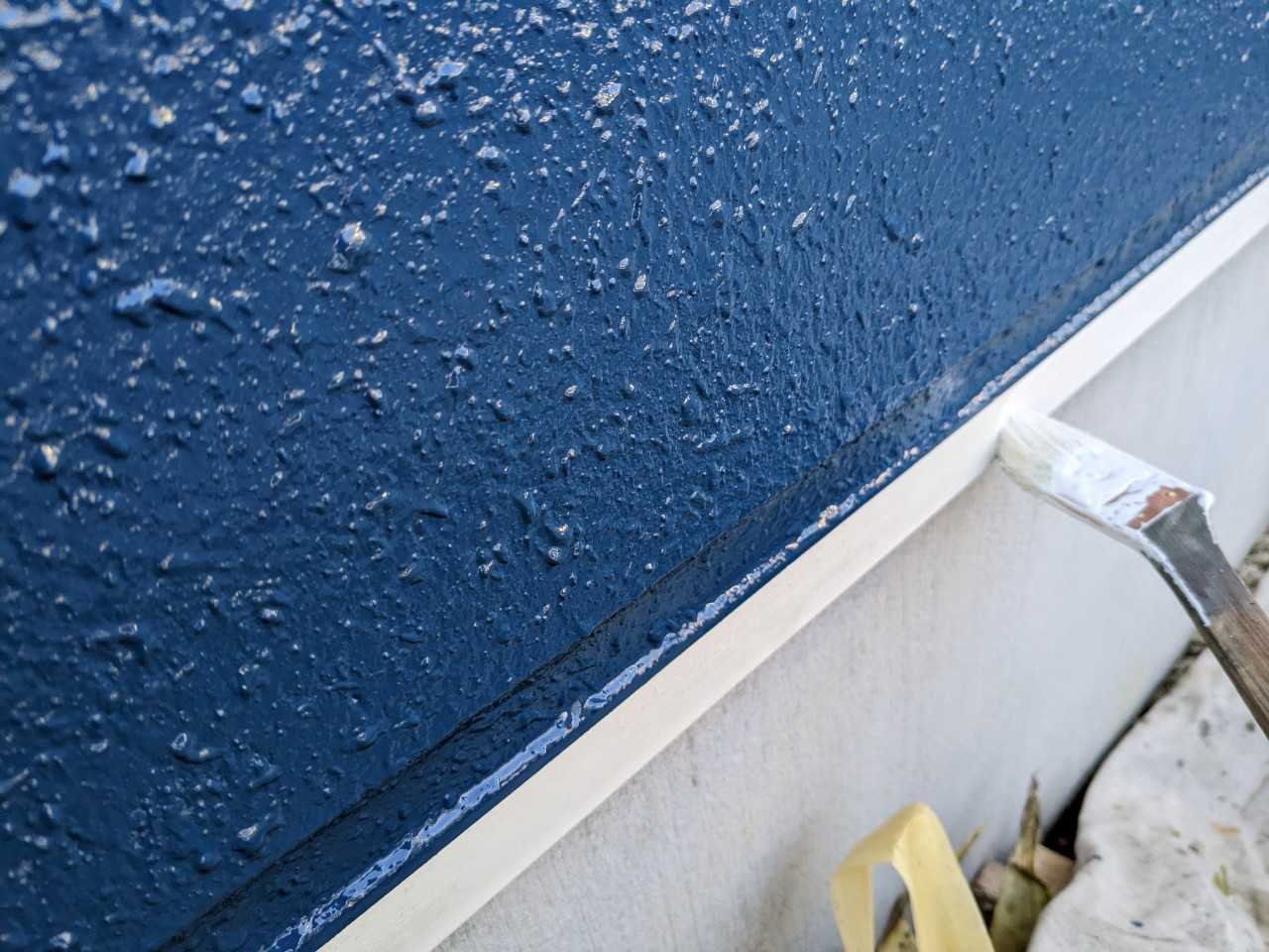 仕上げ塗装1回目です。