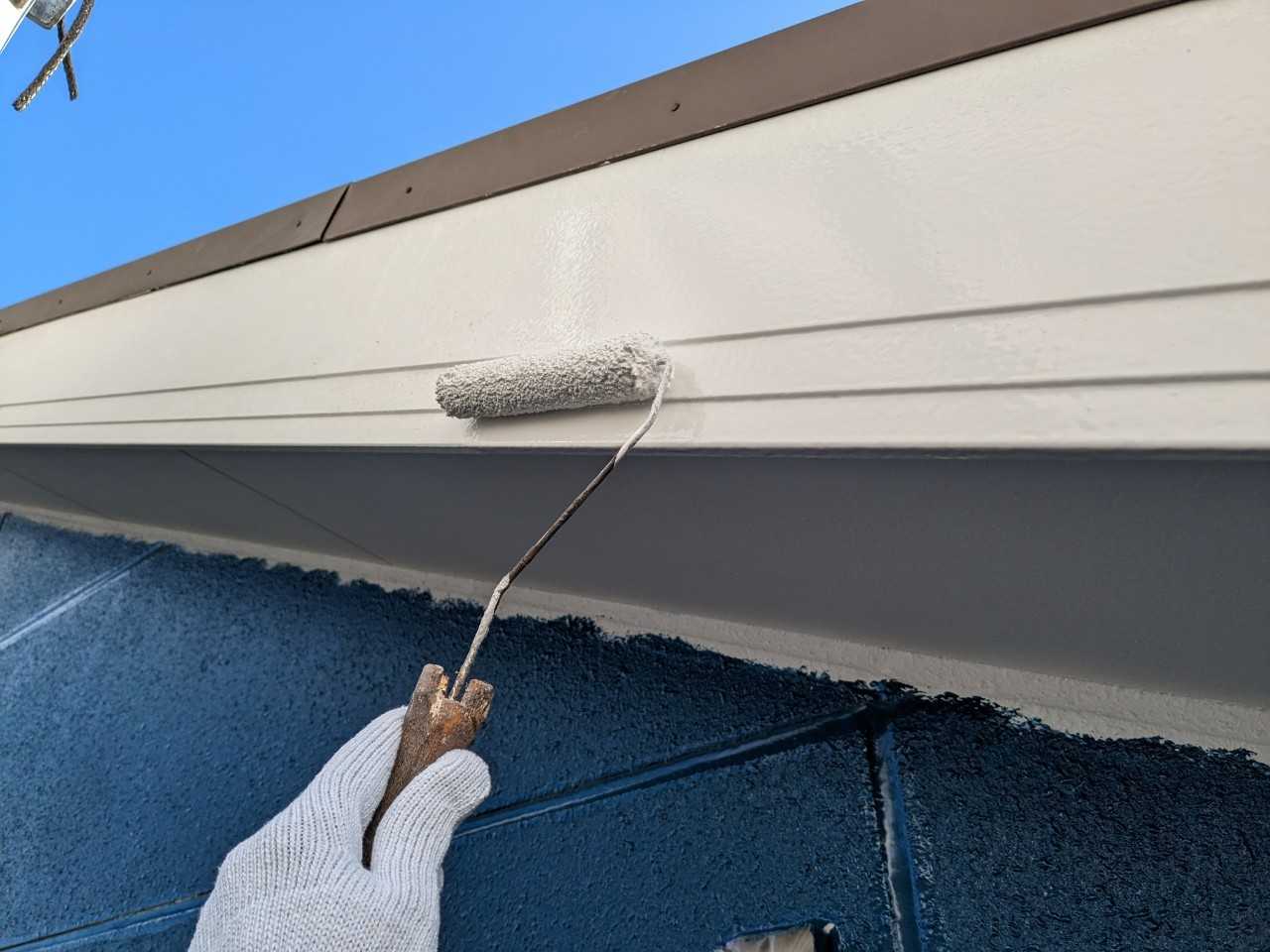 仕上げ塗装1回目です。