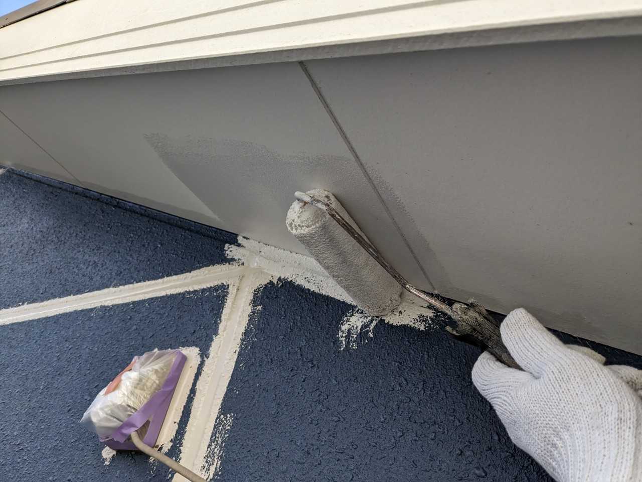 仕上げ塗装1回目です。