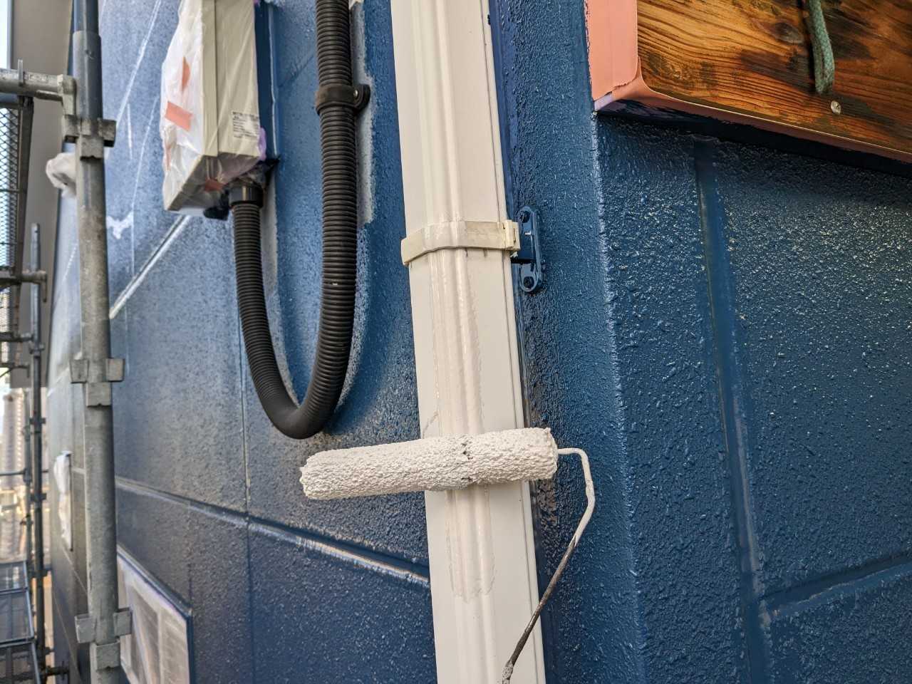 仕上げ塗装1回目です。