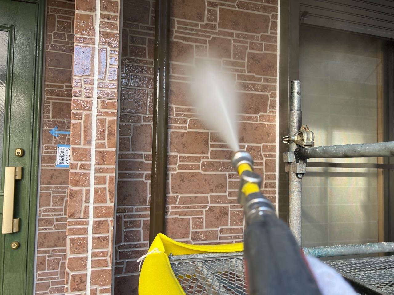 高圧洗浄します。