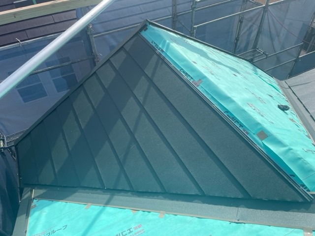 屋根材取り付けです。