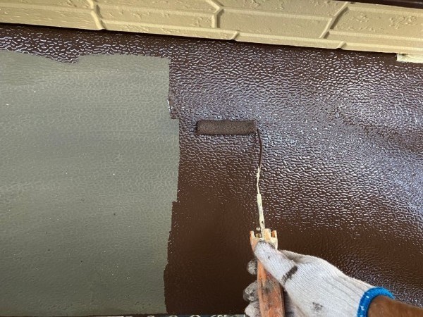 仕上げ塗装1回目です。