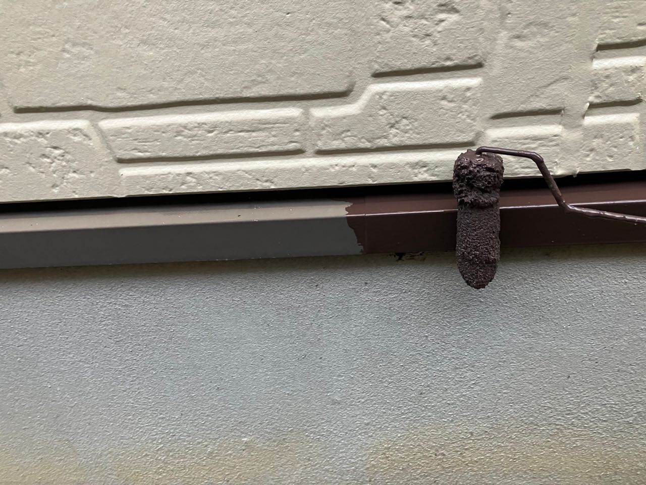 仕上げ塗装1回目です。