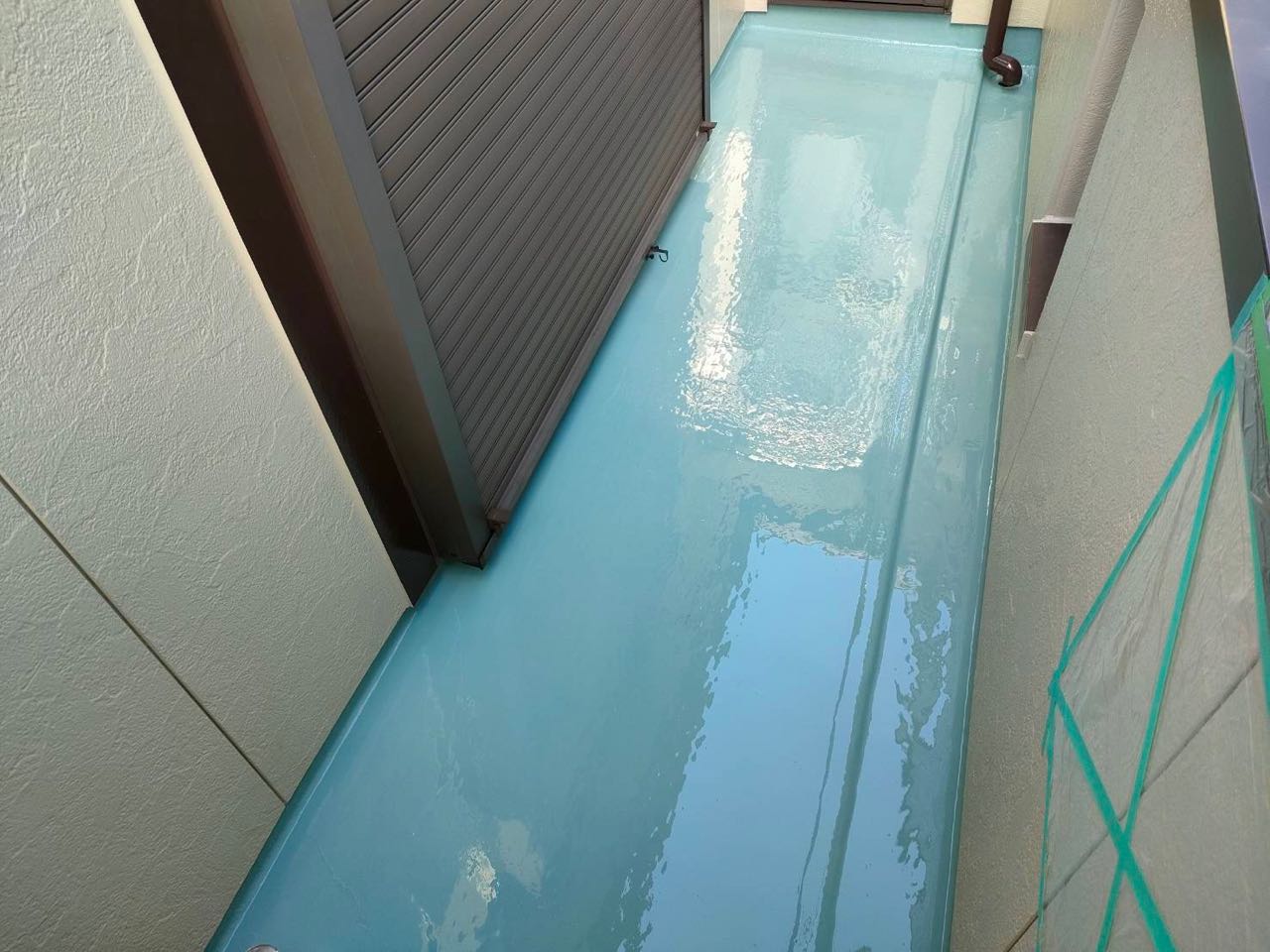 ウレタン防水塗布1回目。