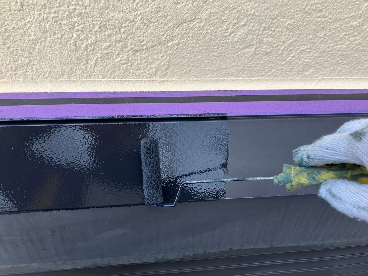 仕上げ塗装1回目です。