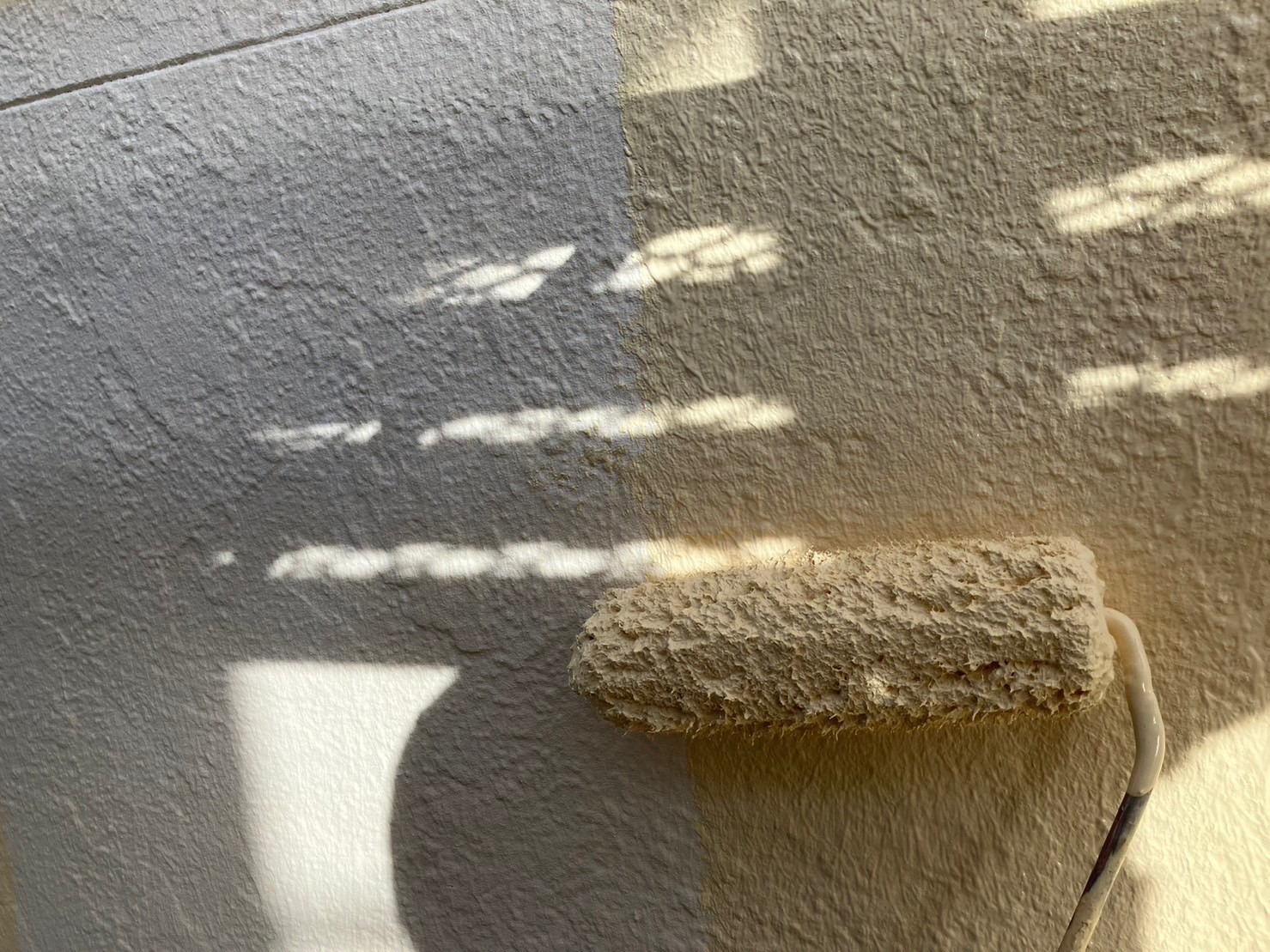 仕上げ塗装1回目です。