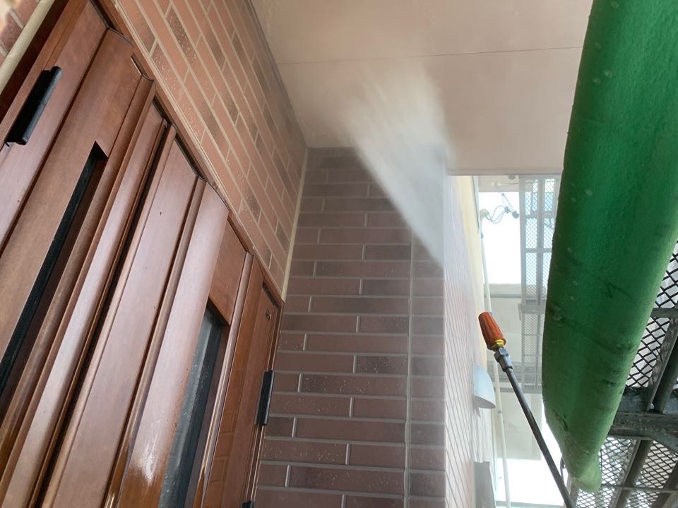 高圧洗浄します。