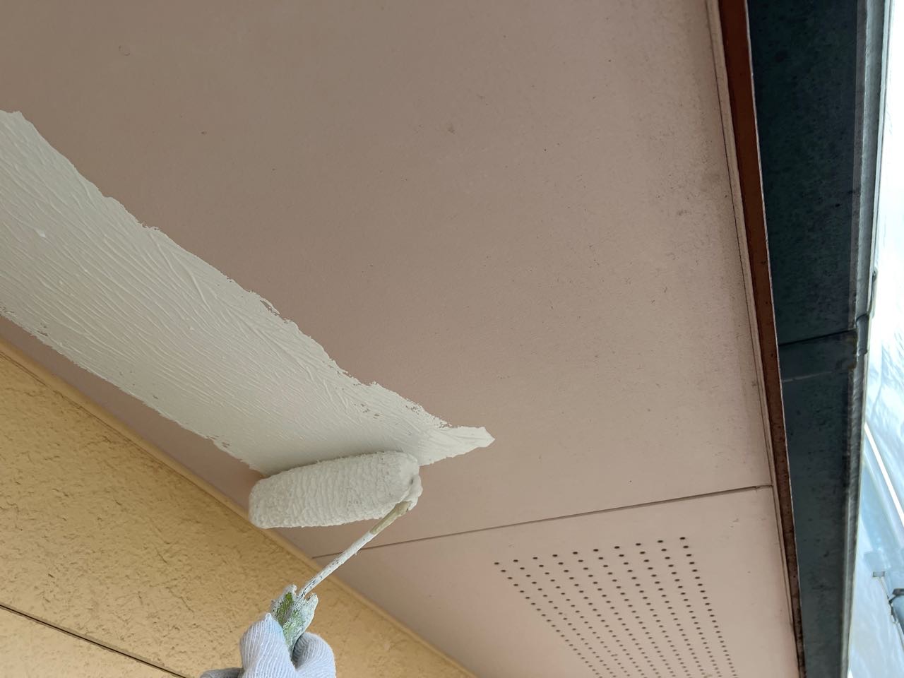 仕上げ塗装1回目です。