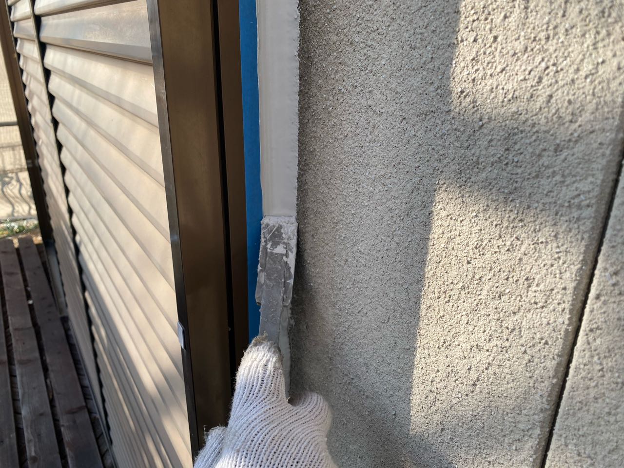 へらで押さえ込みます。